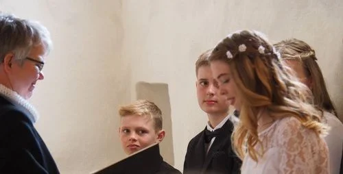 Konfirmander og præst